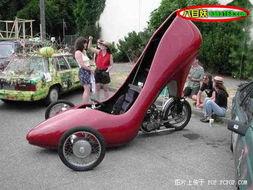 高跟鞋踩玩具汽车视频