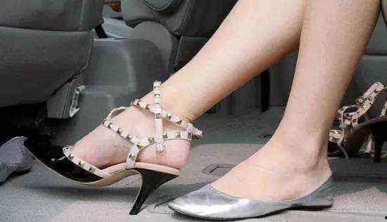 高跟鞋踩玩具汽车视频