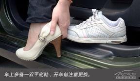 高跟鞋踩玩具汽车视频