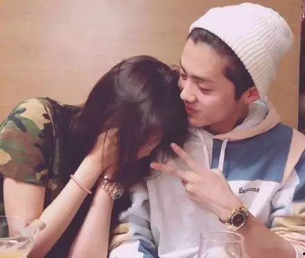 挠关晓彤脚心视频,这动作太有爱了！